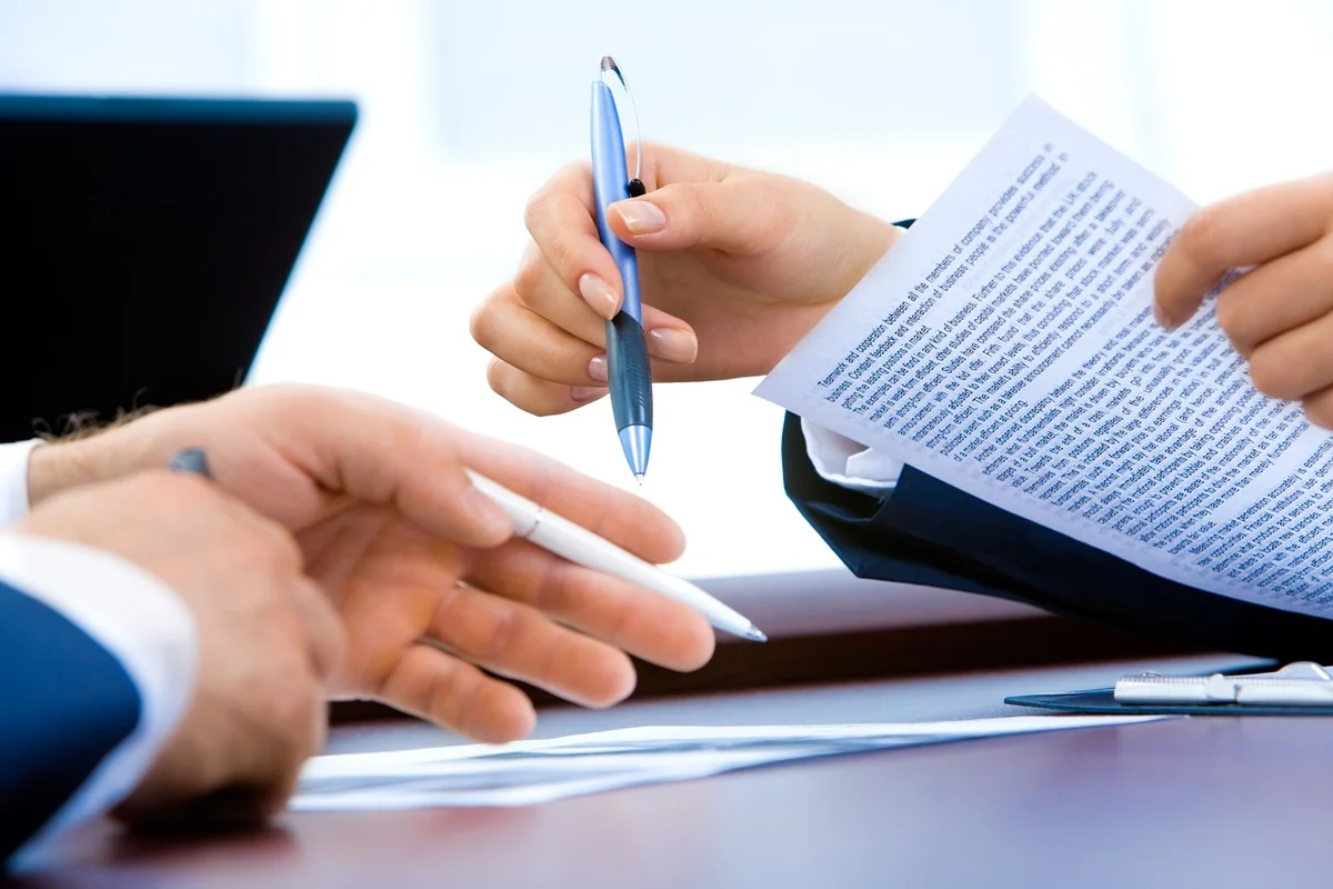 Formalités et gestion : qui est le plus simple ?